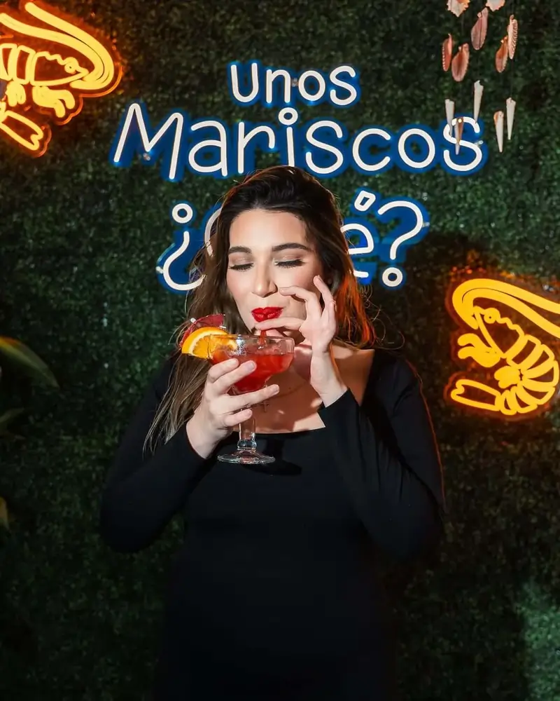 Cócteles de la casa y ambiente neón en Unos Mariscos O Que