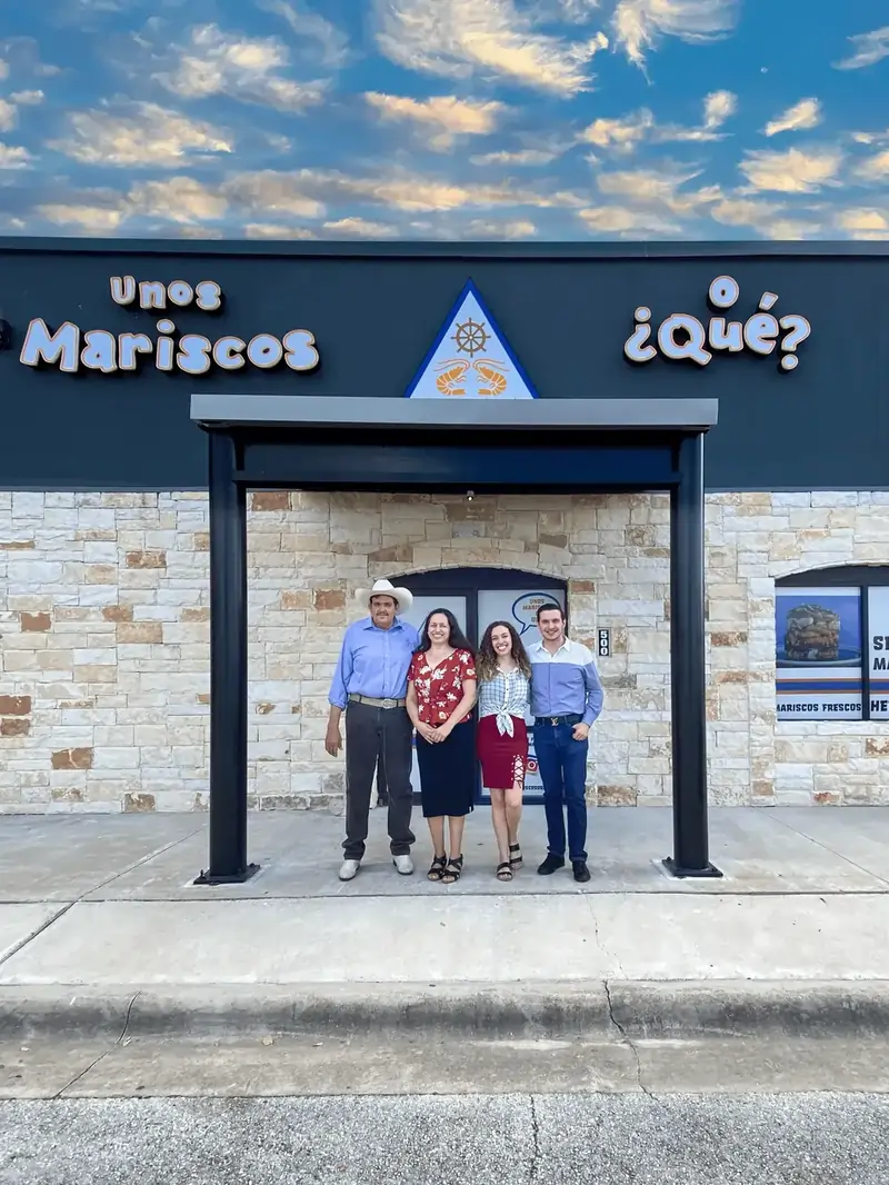 La familia Fregoso frente al restaurante Unos Mariscos O Que en Round Rock, TX