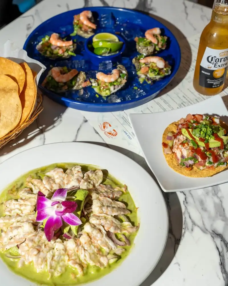 Mesa de mariscos estilo Sinaloa en Unos Mariscos O Que, Round Rock